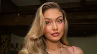 Gigi Hadid Kenakan Gaun Wiederhoeft Rp264 Juta di Pernikahan Taylor Swift, Hair Look-nya Terinspirasi Es Krim