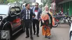 Penyanyi Reza Artamevia bersama kuasa hukum tiba di Sentra Pelayanan Kepolisian Terpadu (SPKT) Polda Metro Jaya, Jakarta (07/10). Reza Artamevia melaporkan Gatot Brajamusti yang tidak lain mantan guru spiritualnya. (Liputan6.com/Herman Zakharia)