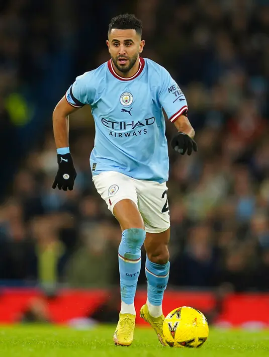 Pemain Manchester City Riyad Mahrez mengontrol bola saat melawan Chelsea pada pertandingan sepak bola Piala FA di Etihad Stadium, Manchester, Inggris, 8 Januari 2023. Manchester City mengalahkan Chelsea dengan skor 4-0. (AP Photo/Dave Thompson)
