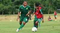 Mantan pemain Perserta Tulungagung, Frank Rikhard Sokoy, mengikuti seleksi di Persebaya Surabaya. (Bola.com/Aditya Wany)