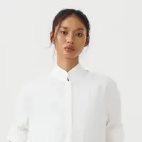 Kemeja putih dapat menjadi pilihan outfit yang praktis karena mudah dipadukan dengan berbagai bawahan dan aksesori. (Foto/Dok: MASHIRO&Co.)