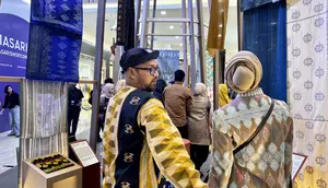 Weaving Archipelago, Merajut Cerita Indonesia Lewat Instalasi Tenun dari 10 Daerah
