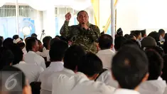 Pangkostrad, Letjen TNI Edy Rahmayadi saat memberikan kuliah umum kebangsaan bagi warga binaan di Rutan Kelas 1 Salemba Jakarta, Rabu (30/12/2015). Kuliah umum ini untuk membangkitkan semangat kejuangan warga binaan. (Liputan6.com/Helmi Fithriansyah)