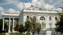 Pemandangan bendera nasional AS yang berkibar setengah tiang di Gedung Putih, Washington DC, Minggu (4/8/2019). Presiden Donald Trump memerintahkan bendera dikibarkan setengah tiang selama lima hari sebagai simbol dukacita atas dua penembakan massal di El Paso, Texas, dan Ohio. (AP/Andrew Harnik)