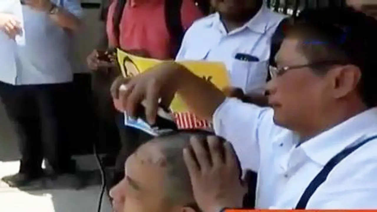 Kilas Indonesia: Batal Ditahan, Massa Dahlan Iskan Gunduli Rambut