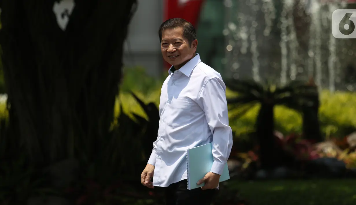 Pelaksana Tugas (Plt) Ketua Umum PPP Suharso Monoarfa tiba di Istana Negara, Selasa (22/10/2019). Kedatangan Suharso Monoarfa menyusul sejumlah tokoh yang sebelumnya datang ke Istana terkait penetapan Calon Menteri Kabinet Kerja Jilid 2. (Liputan6.com/Angga Yuniar)