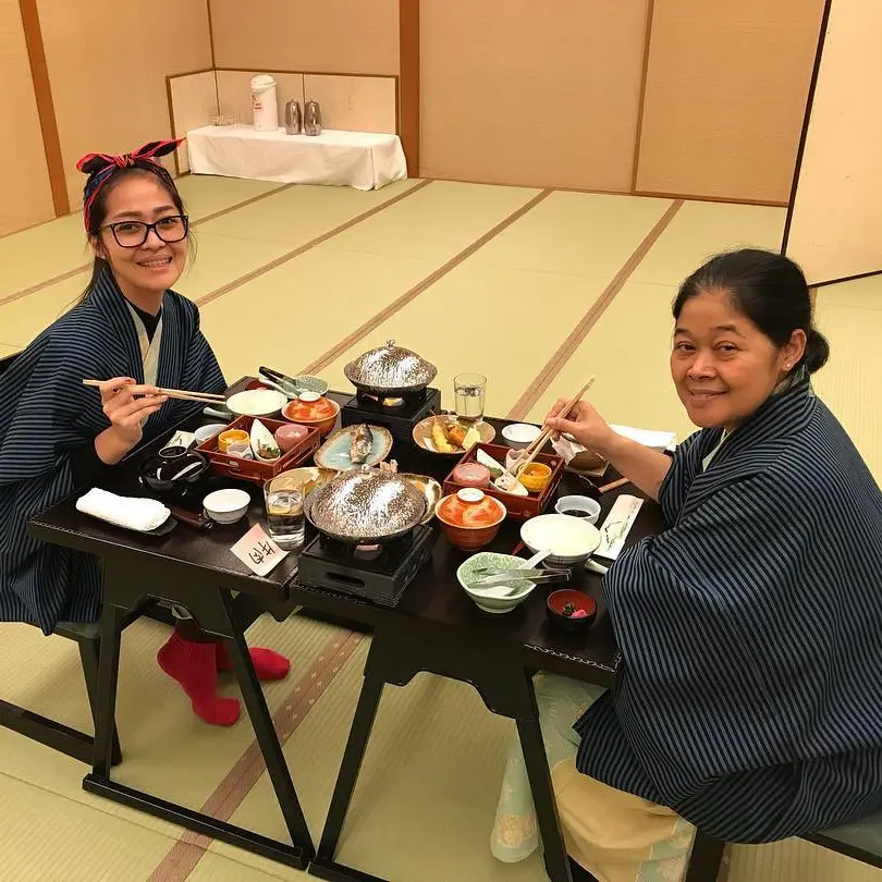 Rona bahagia pun terpancar dari wajah Gracia dan ibundanya saat menikmati makanan khas Jepang. Bahkan, ia berniat akan menghabiskan masakan yang disajikan di hadapannya tersebut. (Instagram/graciaz14)