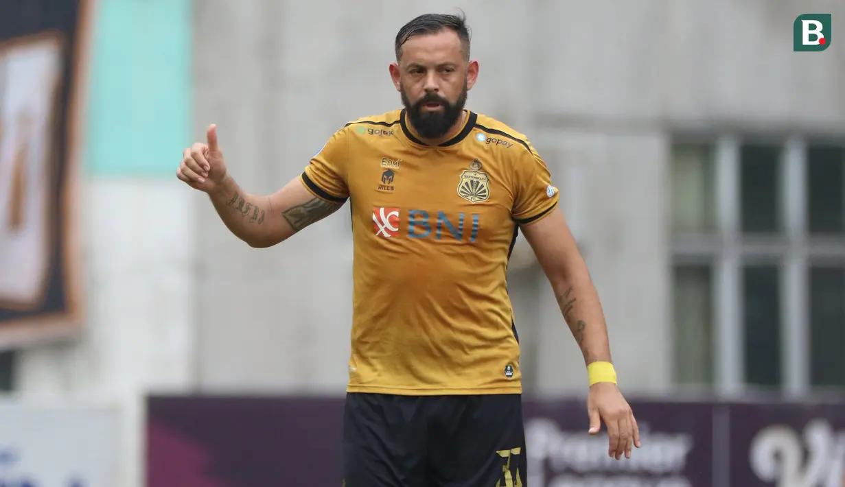 <p>Selebrasi pemain Bhayangkara FC, Henry Matias Mier Codina setelah berhasil mencetak gol ke gawang Persija Jakarta dalam pertandingan lanjutan pekan ke-25 BRI Liga 1 2022/2023 yang berlangsung di Stadion Wibawa Mukti, Cikarang, Jawa Barat, Kamis (16/2/2023). (Bola.com/Ikhwan Yanuar)</p>