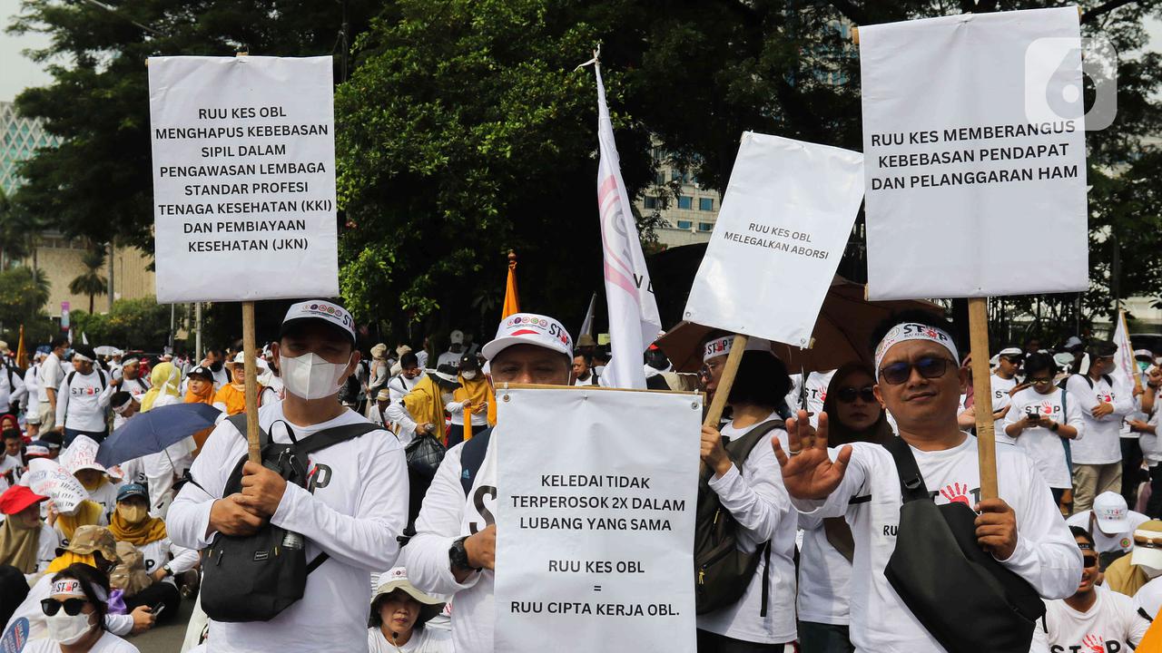 Tolak RUU Kesehatan, Massa Nakes Demo di Patung Kuda