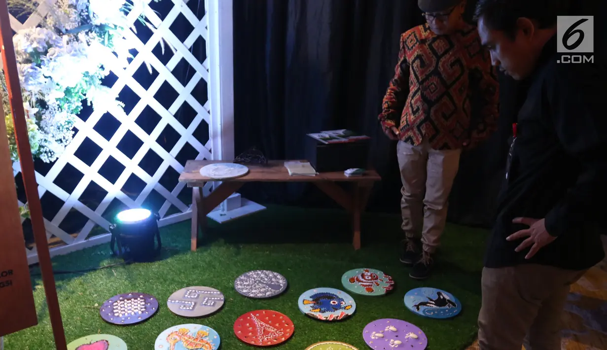 Pengunjung melihat produk para finalis The Big Start Indonesia Season 3 di Jakarta, Kamis (15/11). Melalui ajang ini para finalis menunjukan transformasi kualitas produk yang lebih baik dan tepat sasaran. (Liputan6.com/Angga Yuniar)