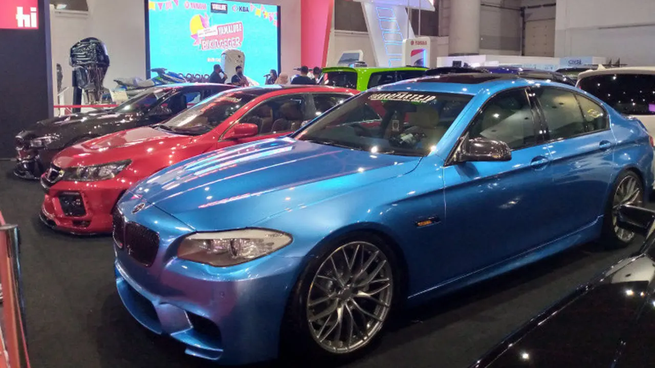 Deretan mobil modifikasi sesaki lantai pameran IIMS Hybrid 2022