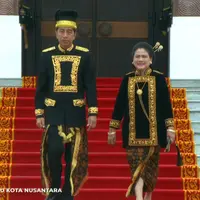 Upacara Peringatan Detik-Detik Proklamasi untuk pertama kalinya diselenggarakan di Ibu Kota Nusantara (IKN). Di momen penting ini, Presiden Jokowi dan Ibu Negara tampil mengenakan baju adat Kutai. [Foto: YouTube Sekretariat Presiden]