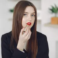 Makeup bukan sekadar mempercantik wajah, tetapi juga menjadi cara mengekspresikan kepribadian. Salah satu kombinasi riasan yang sedang banyak digemari adalah berry lips dengan neutral eyes. (foto/dok: freepik/proostoleh)