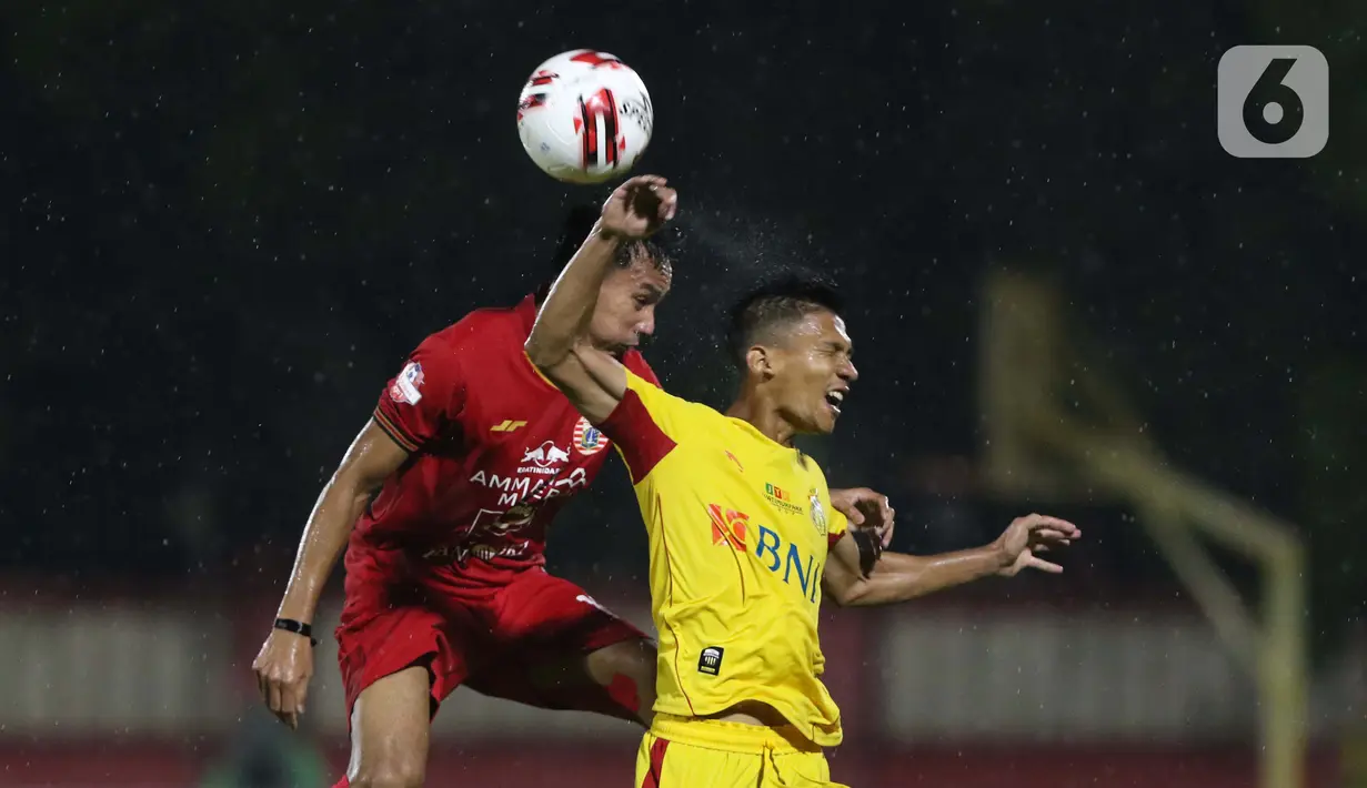 Pemain tengah Persija, Novri Setiawan (kiri) berebut bola dengan gelandang Bhayangkara FC, TM Ichsan pada lanjutan Shopee Liga 1 Indonesia di Stadion PTIK, Jakarta, Sabtu (14/3/2020). Laga kedua tim berakhir imbang 2-2. (Liputan6.com/Helmi Fithriansyah)