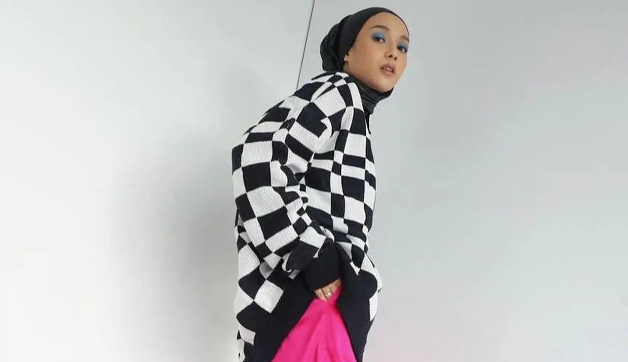Kamu juga bisa sontek gaya model Vira Tandia dengan celana warna fuschia dan sweater check pattern. Pinterest juga melaporkan busana motif ini bakal jadi tren 2022 lho! (Instagram/viratandia).