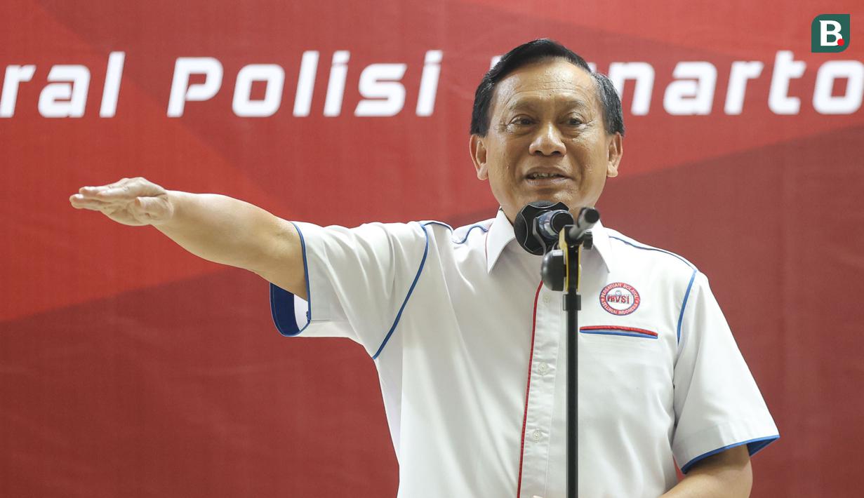 Ketua umum PBVSI, Imam Sudjarwo memberikan sambutan saat acara pelepasan Timnas Voli Putra Indonesia U-21 di Padepokan Voli Jenderal Polisi Kunarto, Sentul, Bogor, Senin (18/8/2025). Tim Merah Putih akan mengikuti Kejuaraan Dunia U-21 di China. (Bola.com/M Iqbal Ichsan)