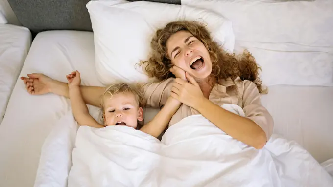 4 Manfaat Pillow Talk bersama Anak