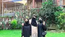 Aksen sepatu dengan warna senada juga tak ketinggalan menambah menawan penampilan Tasyi Athasyia. Tak sedikit netizen yang mendoakannya agar konsisten mengenakan cadar. (Liputan6.com/IG/@tasyiiathasyia).