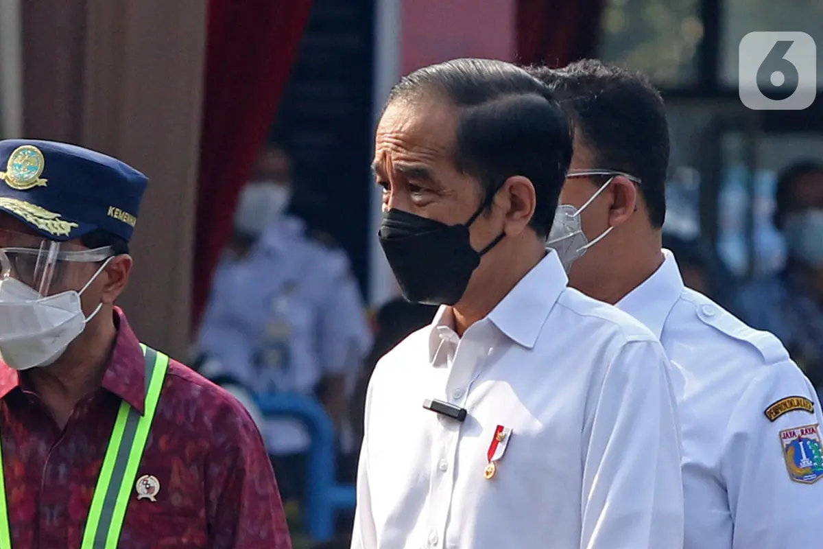 FOTO: Jokowi Tinjau Vaksinasi COVID-19 Massal di Terminal Kampung Rambutan