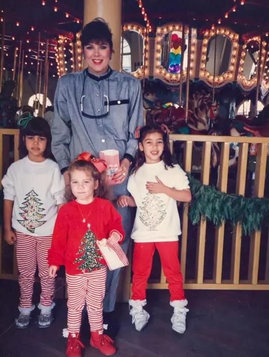 Kris Jenner bagikan momentum Natal ketika Kim, Khloe, dan Kourtney Kardashian di usia dini. [Foto: Instagram/ Kris Jenner]