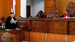 Pengacara OC Kaligis, Humphrey Djemat membacakan berkas permohonan sidang praperadilan di Pengadilan Negeri Jakarta Selatan, Selasa (18/8/2015). Menurut Kaligis penetapannya sebagai tersangka menyalahi aturan.(Liputan6.com/Yoppy Renato)