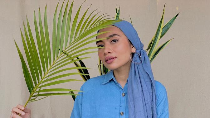 Gaya hijab Yuna Zara'ai. (dok. instagram @yuna/https://www.instagram.com/p/B640GvshEJT//Tri Ayu Lutfiani)
