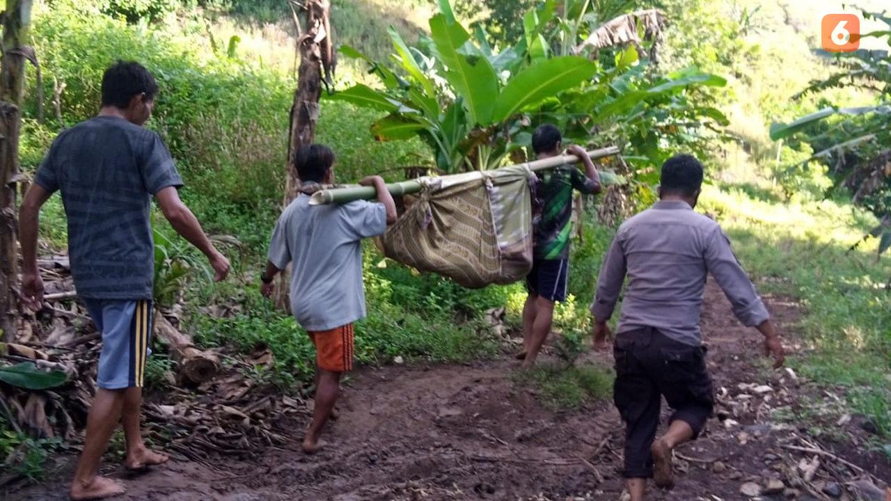 Jenazah HA (40) saat dievakuasi warga dan pihak kepolisian (Arfandi Ibrahim/Liputan6.com)