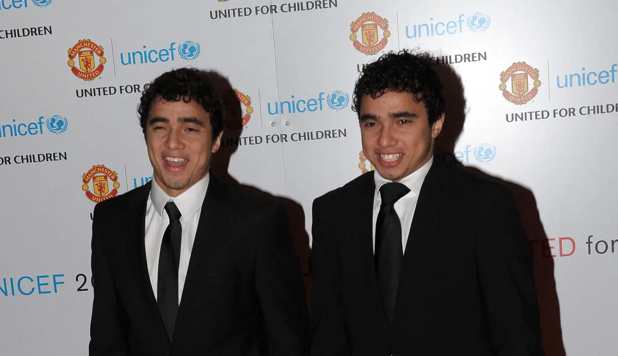 <p>Rafael dan Fabio Da Silva sama-sama besar di Manchester United. Digadang-gadang sebagai penerus Neville bersaudara namun keberadaan mereka di Old Trafford tidak berlangsung lama. Sang kakak Rafael sempat lima musim bersama Lyon dan akhirnya sekarang bergabung bersama klub Brasil, Botafogo. Sedangkan Fabio masih berjuang bersama Nantes. (AFP/Paul Ellis)</p>