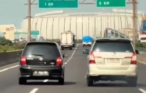 Duel Mobil di Tol Kemayoran Viral (Tangkapan Layar IG @dashcamindonesia