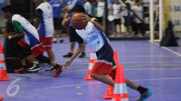 Peserta mendrible bola basket saat mengikuti selection camp Junior NBA di Cilandak Sport Center, Jakarta (20/08). Sebanyak 7000 peserta dari berbagai sekolah ikut ambil dalam Jr NBA Indonesia 2016. (Liputan6.com/Fery Pradolo)