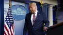 Presiden Donald Trump meninggalkan podium usai berbicara tentang hasil Pilpres AS 2020 di Gedung Putih, Kamis (5/11/2020). Hingga saat ini proses penghitungan suara pemilihan presiden Amerika masih berlangsung, namun perolehan suara Trump maupun Joe Biden masih bersaing ketat. (AP Photo/Evan Vucci)