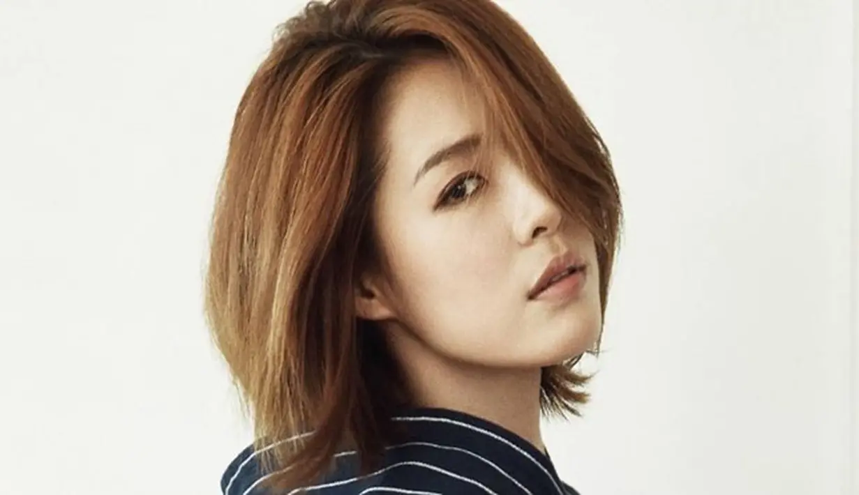 "Hamil. Tidak ada alasan untuk bermalas-malasan dirumah. Aku melakukan beberapa senam untuk kehamilan dan yoga," tutur Kahi. (Koreaboo)