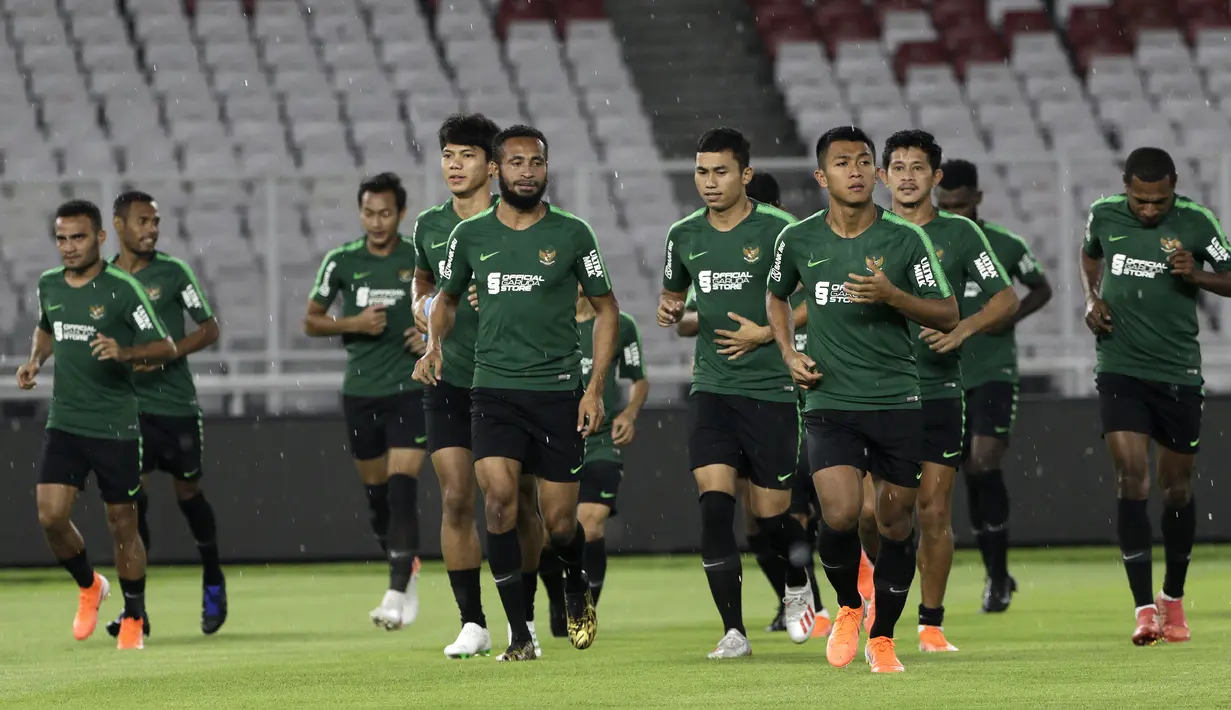 Pemain Timnas Indonesia, Febri Hariyadi, bersama rekan-reaknnya belari saat latihan di SUGBK, Jakarta, Jumat (14/6). Latihan ini persiapan jelang laga persahabatan melawan Vanuatu. (Bola.com/Yoppy Renato)