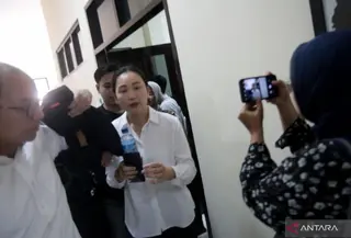 Terdakwa korupsi kerja sama operasional pembangunan dan pengelolaan Lombok City Center (LCC), Isabel Tanihaha (AntaraNews)