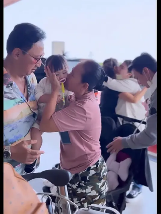 Setelah tak sesuai dengan rencana, pasangan ini tetap melanjutkan rencana perjalanan ke Eropa. "Tanpa Tia Nia & Baon yg harusnya ikut buat bantuin aku jagain anak2 pas kerja dan jg dokumentasiin," lanjut Feli. [Instagram/felicyangelista_]