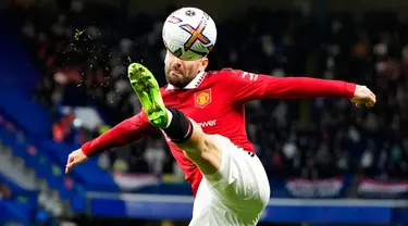 Pemain Manchester United Luke Shaw menendang bola saat melawan Manchester United pada pertandingan sepak bola Liga Inggris di Stadion Stamford Bridge, London, Inggris, 22 Oktober 2022. Pertandingan berakhir imbang dengan skor 1-1. (AP Photo/Frank Augstein)