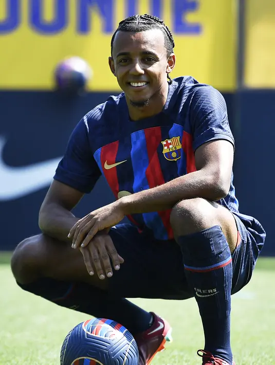 Bek baru Barcelona dari Prancis Jules Kounde berpose saat upacara presentasi di tempat latihan Joan Gamper di Sant Joan Despi, Barcelona (1/8/2022).(AFP/Pau Barrena)