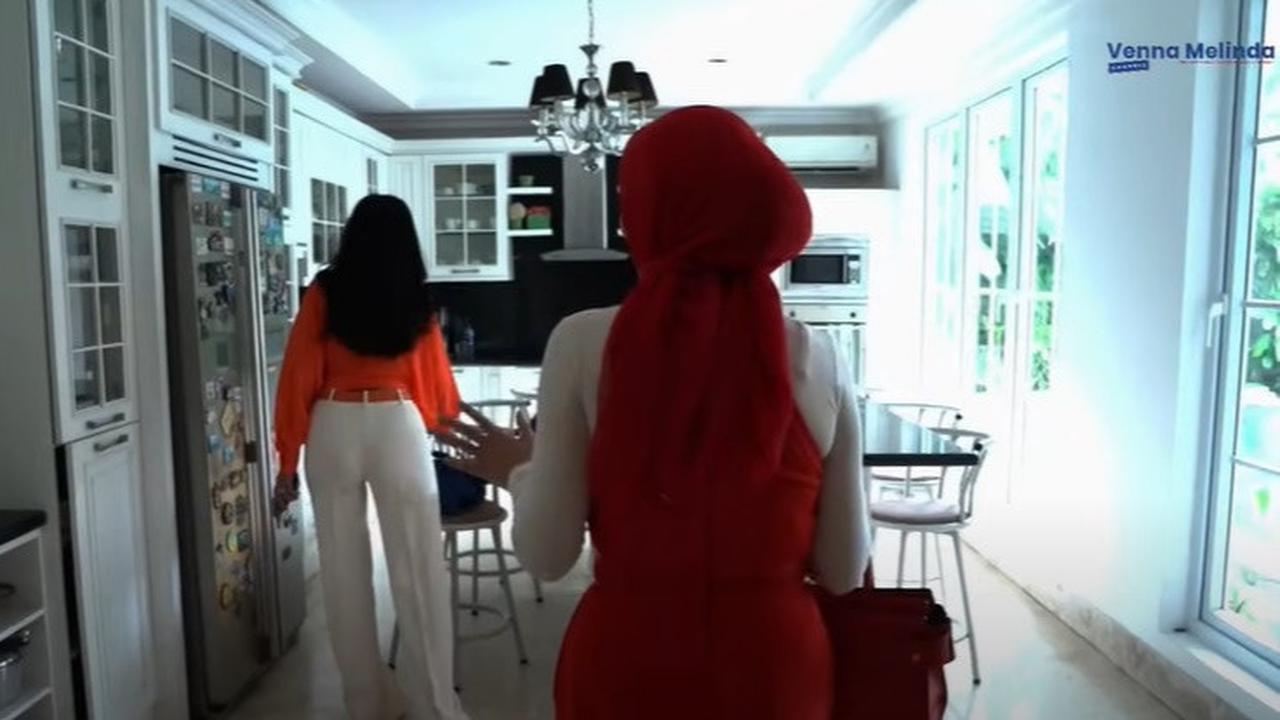 5 Potret Dapur Diah Permatasari yang Elegan dan Mewah, Desain Klasik & Semua Perabotan Tertata Apik