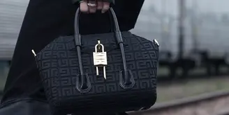 Givenchy meluncurkan tas terbaru 4G handbag dengan desain yang bold, mengangkat logo monogram dengan detail bordir menawan.