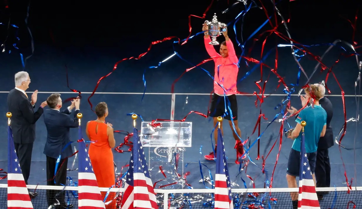 Petenis Spanyol, Rafael Nadal memegang trofi AS Terbuka 2017 setelah mengalahkan petenis Afrika Selatan, Kevin Anderson di New York, Minggu (10/9). Capaian ini merupakan gelar Grand Slam ke-16 Nadal dan yang kedua pada tahun ini. (AP Photo/Seth Wenig)