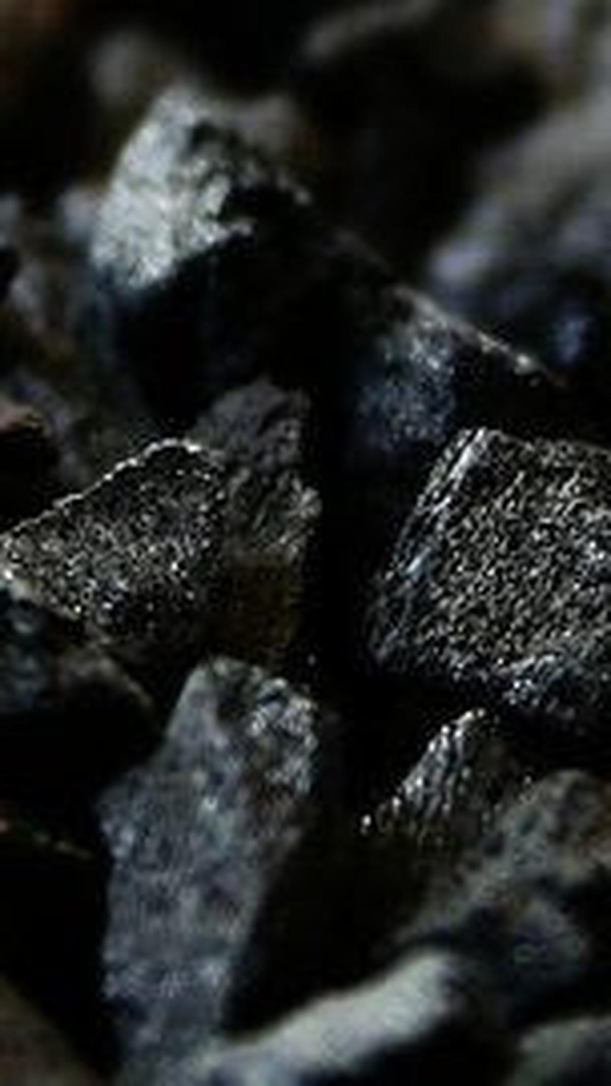13. Arang Merang: Pewarna Hitam dari Arang yang Aman