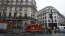 Petugas pemadam tiba di lokasi kebakaran yang melanda Hotel Ritz, Paris, Selasa (19/1). Hotel ini pernah menjadi tempat Putri Diana dan Dodi Fayed menghabiskan malam terakhir sebelum tewas dalam kecelakaan mobil pada 1997. (AFP PHOTO/Lionel Bonaventure)