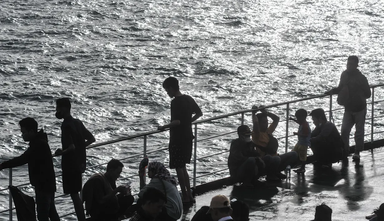 <p>Penumpang berada di deck KMP Adinda Windu Karsa saat perjalanan mudik menuju Pelabuhan Bakauheni, Lampung Selatan, Sabtu (30/4/2022). (merdeka.com/Iqbal S. Nugroho)</p>