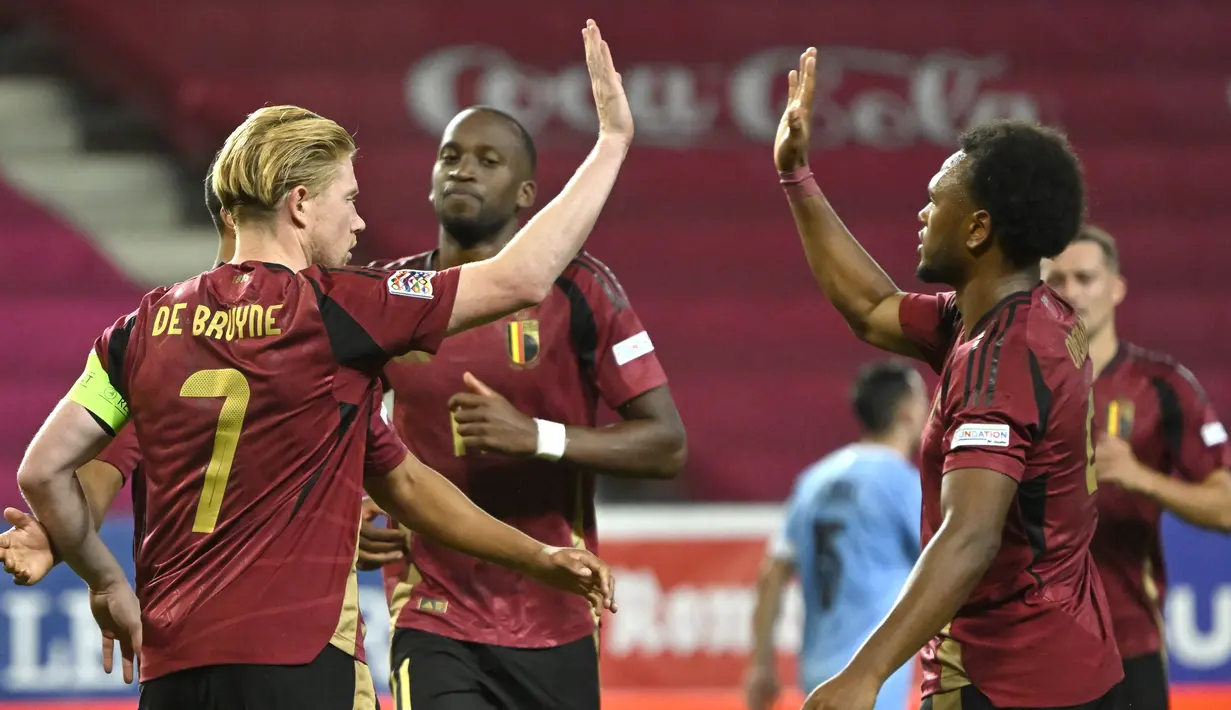 Gelandang Belgia Kevin De Bruyne (kiri) berselebrasi setelah mencetak gol ke gawang Israel dalam laga matchday 1 League A Grup 2 UEFA Nations League 2024/2025 di Nagyerdei Stadion, Debrecen, Sabtu (7/9/2024) dini hari WIB. (AP Photo/Denes Erdos)