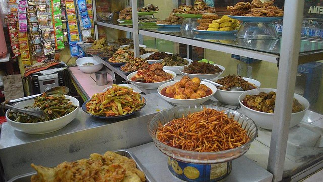 Penuh Tempelan Foto 3x4 Mahasiswa, Warung Makan di Jatinangor ini Viral Jadi Sorotan