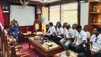 Pengurus Besar Akuatik Indonesia (PB AI) Pusat bersama PB AI Provinsi Bali melakukan kunjungan dan audiensi resmi dengan Gubernur Bali Wayan Koster di Kantor Gubernur Bali, Denpasar, Rabu (20/5/2026). (Merdeka.com)
