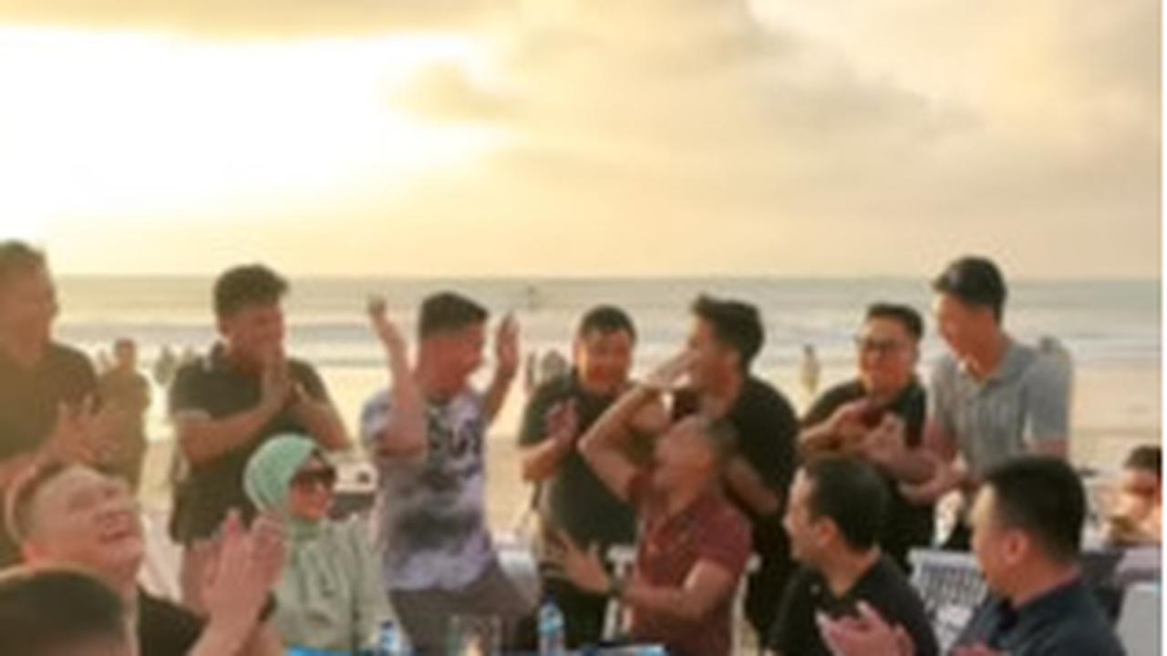 Pak Bhabin Ultah Dirayakan di Pinggir Pantai, Minta Naik Pangkat ke Sekpri Kapolri lalu Dapat 2 'Kado' Spesial