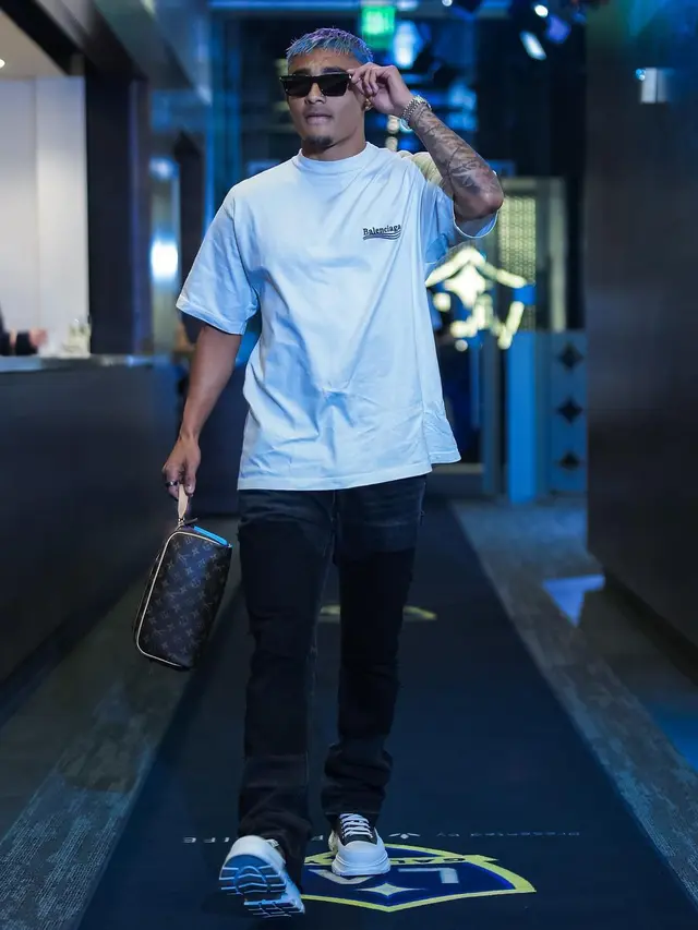 Gaya Fashion Julian Araujo di Luar Lapangan
