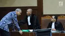 Dokter RS Permata Hijau, Bimanesh Sutarjo (kiri) berbincang dengan kuasa hukumnya saat sidang dakwaan di Pengadilan Tipikor, Jakarta, Kamis (8/3). Bimanesh diduga sengaja merintangi penyidikan Setya Novanto. (Liputan6.com/Helmi Fithriansyah)