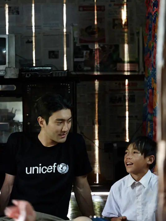 Siwon justru bertandang ke Vietnam dengan para rombongan UNICEF Korea untuk mengampanyekan ‘Smile for U’. Sejak tahun 2010, Siwon memang sudah bergabung menjadi relawan UNICEF. (Instagram/siwonchoi)